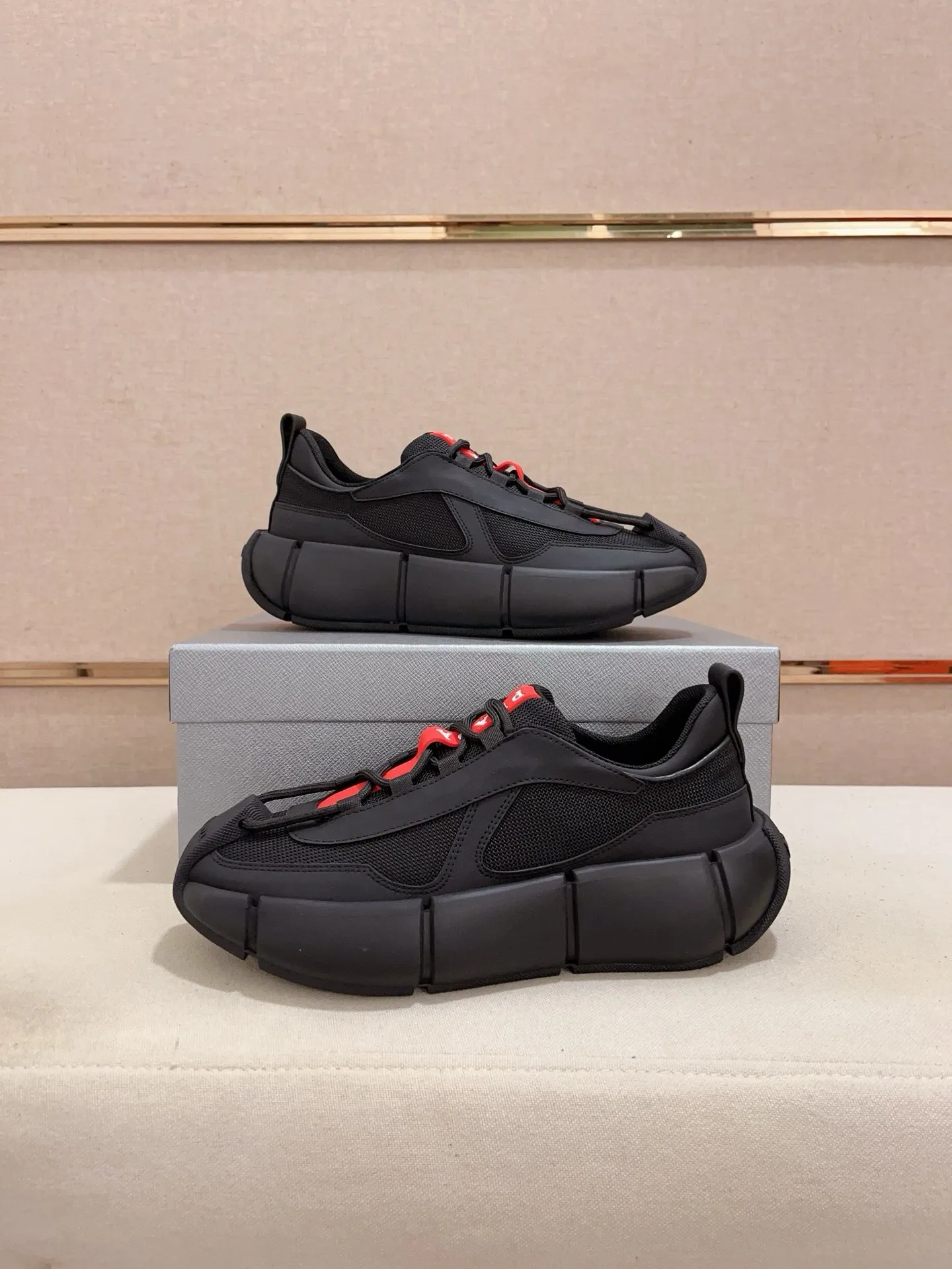 Men's shoes 💰 540💰 ✔️✔️✔️High version High-quality new PRADA (Prada) counters are launched simultaneously, new men's shoes, 😘fabrics are selected from first-layer cowhide. Lining: imported elastic mesh➕cowhide lining. 👍🏿High-end☄️Open-molded non-slip rubber outsole, exquisite lines, simple and elegant, comfortable and high-end for leisure travel. Number of yards: 38 to 44. (Can be customized for 45 non-refundable)
